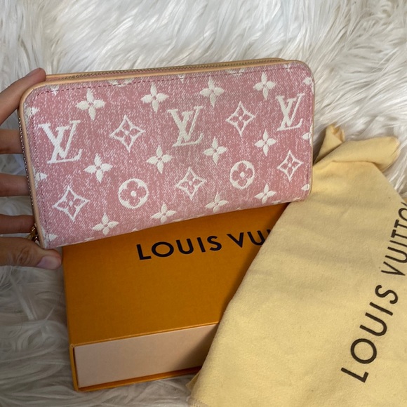 Louis Vuitton Handbags - Going live in 6 minutes, come see how you can purchase this wallet for $3!